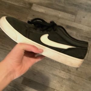 Nike Woman’s Toki Low Black Canvas